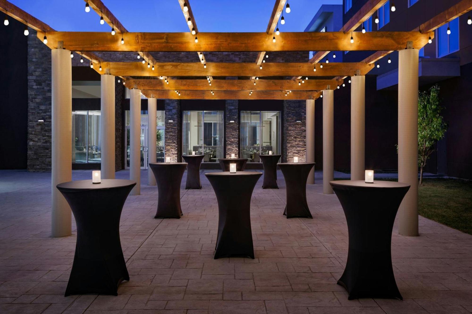 The Westin Calgary Airport Hotel Exterior photo